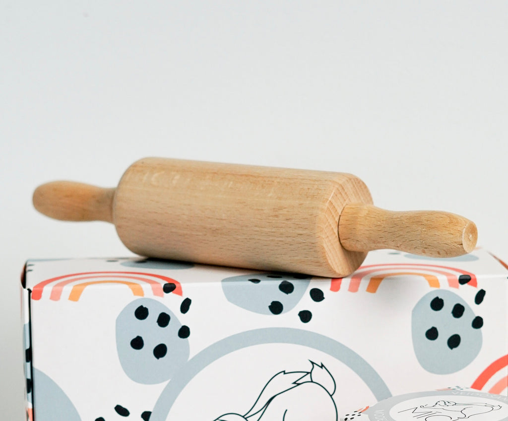 Wooden dough roll with handles